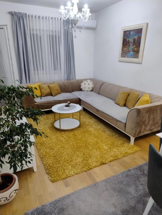 Lovely - Ljupki Stan